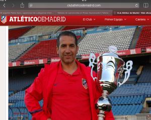 paco-lobato-coach-atletico-de-madrid-trophäe